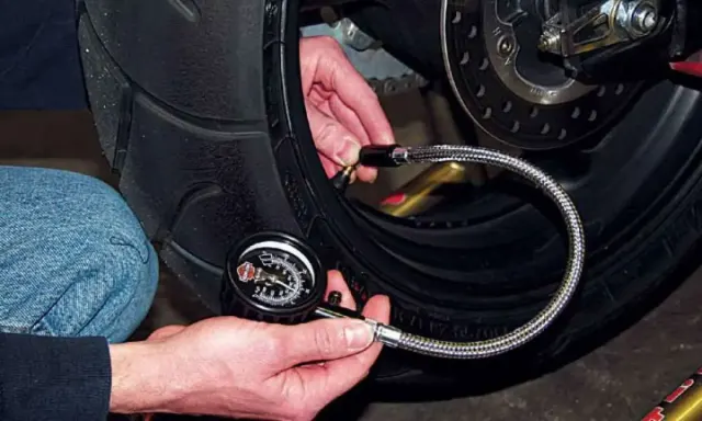 Waktu Terbaik Isi Angin Ban Motor, Simak Penjelasannya!