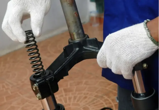 Sesuaikan Rebound Shockbreaker Depan Motor Dengan Cara Ini, Dijamin Ampuh!