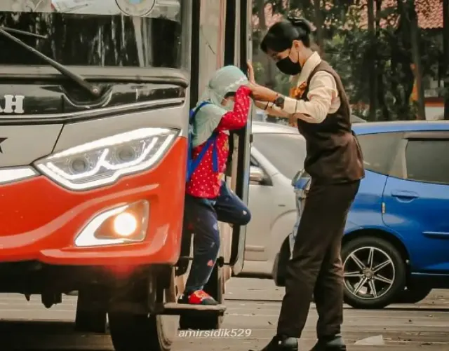 Turun dari Bus Ternyata Harus Pakai Kaki Kiri Dulu, Kenapa?