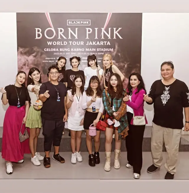 Beda Gaya Keluarga Jokowi dan Airlangga Hartarto saat Nonton Konser BLACKPINK