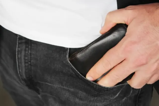 Hati-hati Bro! Ini Bahaya Menyimpan Dompet di Saku Belakang Celana