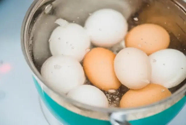 Putih Telur dan Kuning Telur, Mana yang Lebih Sehat?