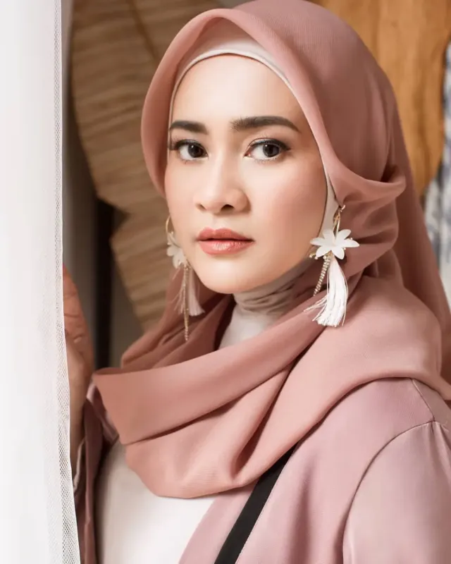 Lirik Lagu 'Tuhan' yang Dibawakan Oleh Penyanyi Dangdut Ikke Nurjanah