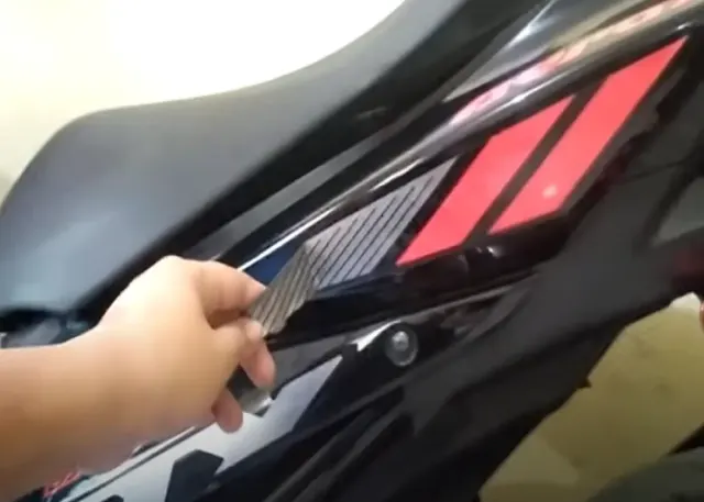 Tips Ampuh Copot Stiker dari Bodi Motor Motor Tanpa Bekas