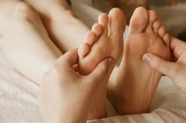 Selain Membuat Rileks, Ini 7 Manfaat Pijat Kaki Sebelum Tidur