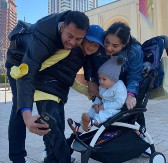 Video Call dengan Mimi Bayuh Viral, Raffi Ahmad Tetap Sibuk Jalan-jalan di Universal Studio Jepang