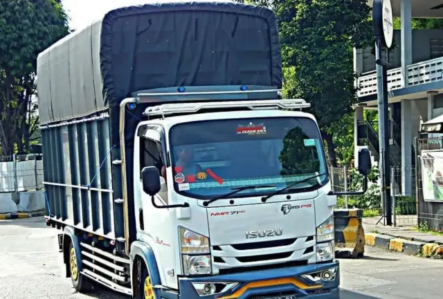 Tips Menyalip yang Tepat dan Aman untuk Truk
