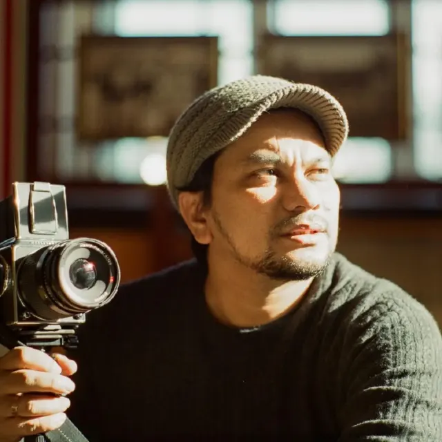Yuk Lebih Cintai Pasanganmu Seperti Lirik Lagu "Tak Pernah Setengah Hati" Milik Tompi Ini