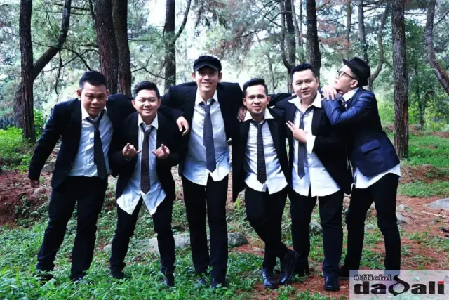 Jangan Terlalu Larut Dalam Kesedihan Seperti Lirik Lagu Di Saat Aku Mencintaimu Milik Dadali