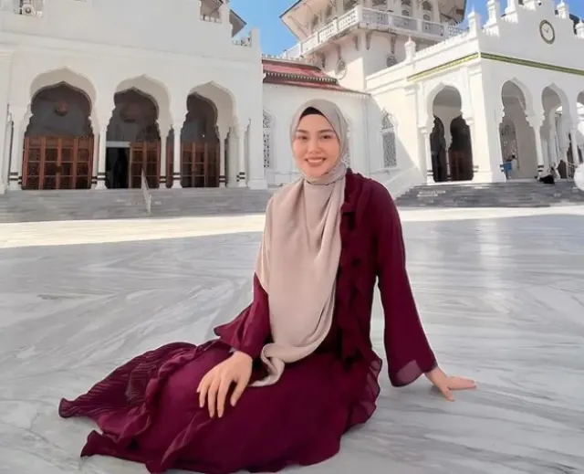 Kalem dan Natural, Intip 4 OOTD Nuansa Earth Tone ala Dara Arafah