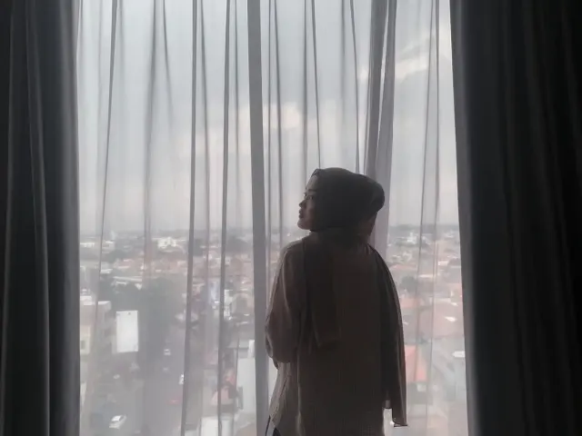 Lirik Lagu Putri Delina – Menahan Rasa Sakit, Kisah Sedih Terjebak Dalam Friendzone