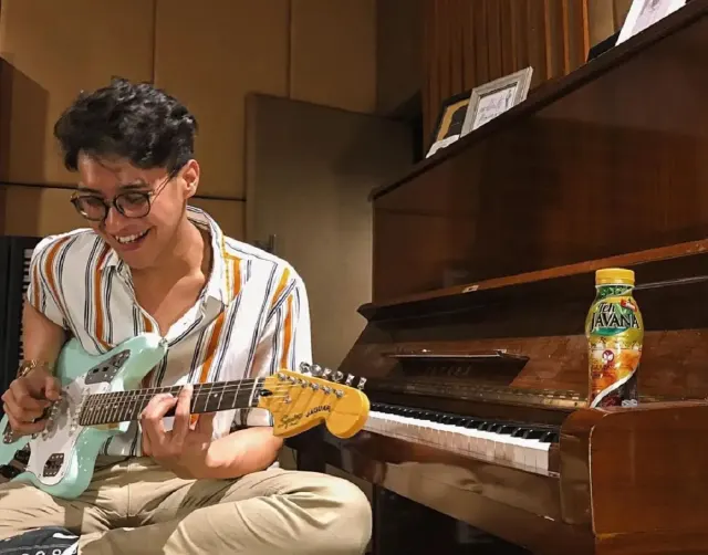 Mencintai Seseorang Itu Perlu Lho! Seperti Lirik Lagu Bitterlove Milik Ardhito Pramono