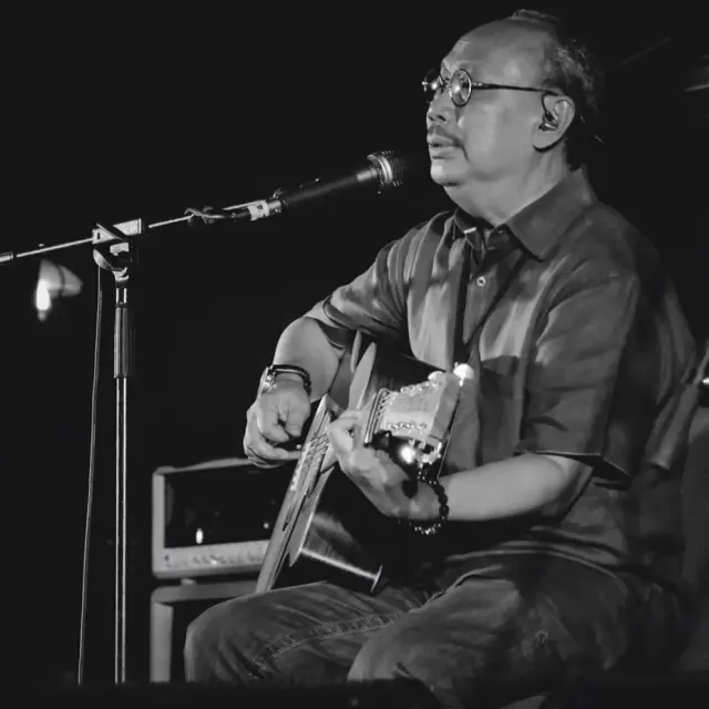 Lirik Lagu Ebiet G. Ade – Camellia III, Siapakah Sosok Camellia Itu?