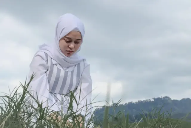 Harus Sedikit Beradaptasi Dengan Lagu Religi, Berikut Lirik Lagu Lesty Kejora – Buka Mata Hati