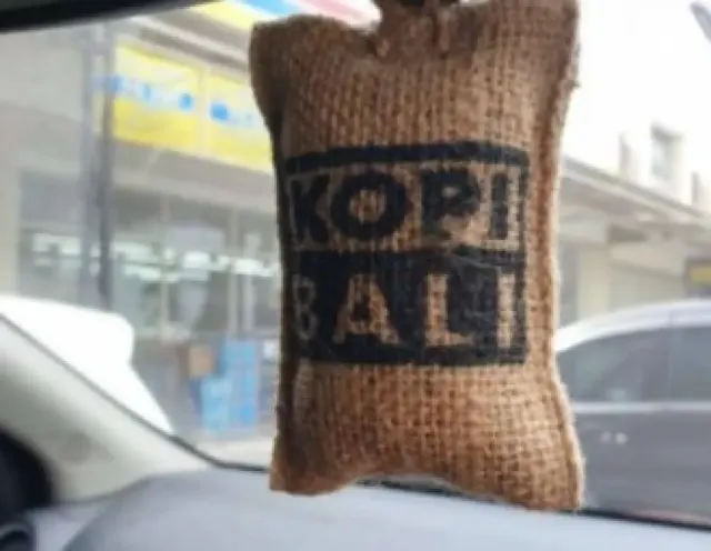 Gak Perlu Beli! Ini Cara Hilangkan Bau Apek di Dalam Mobil dengan Bahan Alami