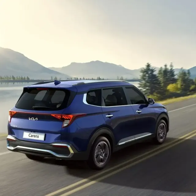 Harga dan Fitur KIA Carens Versi Terbaru, Ini Mobil Keren Banget Sih!