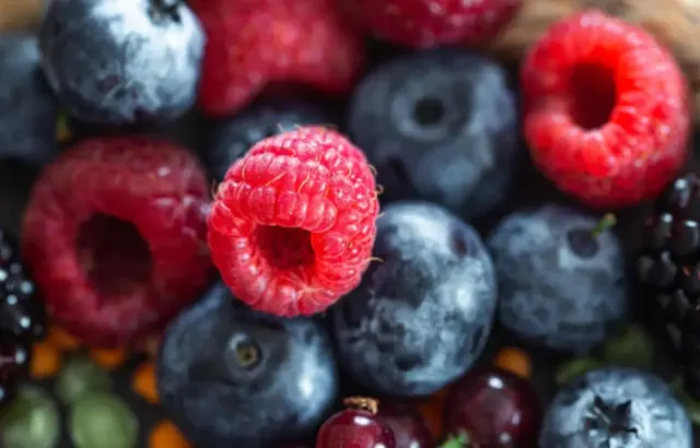 Mau Kulit Bebas Jerawat? Yuk Rajin Konsumsi Buah Berry!