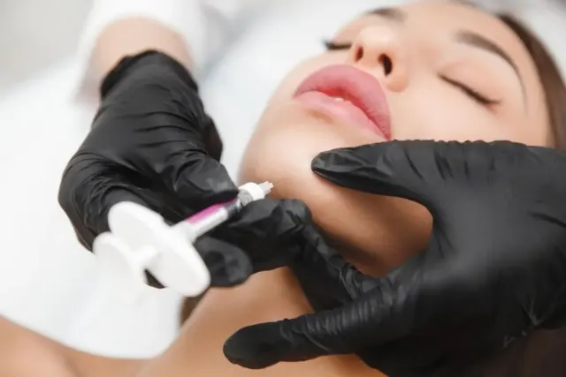 Selain Membentuk Wajah Lebih Tegas, Ternyata Ini Manfaat Lain Treatment Filler Dagu
