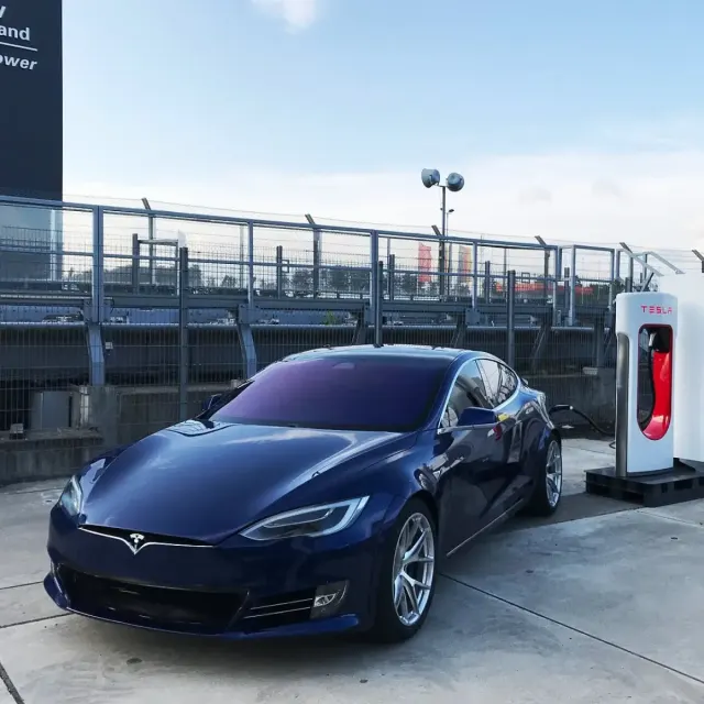 Tesla Kunci Fitur Passenger Play Gegara Bahayakan Pengemudi dan Penumpang