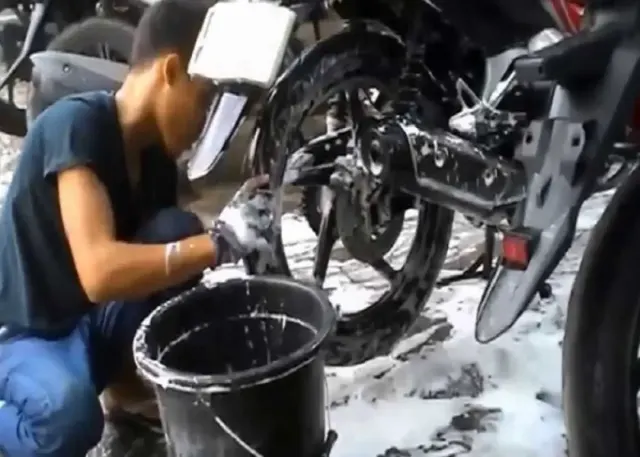 Tips Ampuh Merawat Velg Motor Agar Cat Tidak Gampang Pudar!