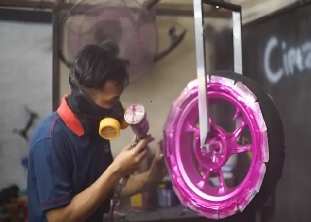 Nggak Perlu Copot Ban, Begini Cara Repaint Velg Racing Sepeda Motor