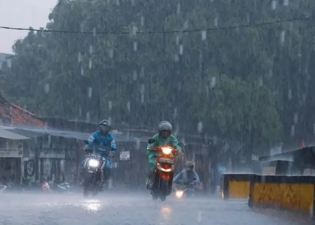Lakukan 5 Hal Ini Supaya Nggak Selip Saat Berkendara di Jalan yang Licin