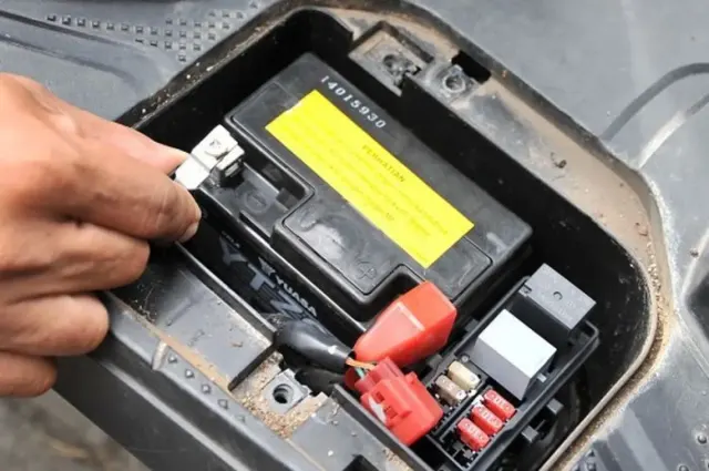 Batas Tegangan Maksimal Aki Motor, Ketahui Biar Terjaga Performa Motormu!