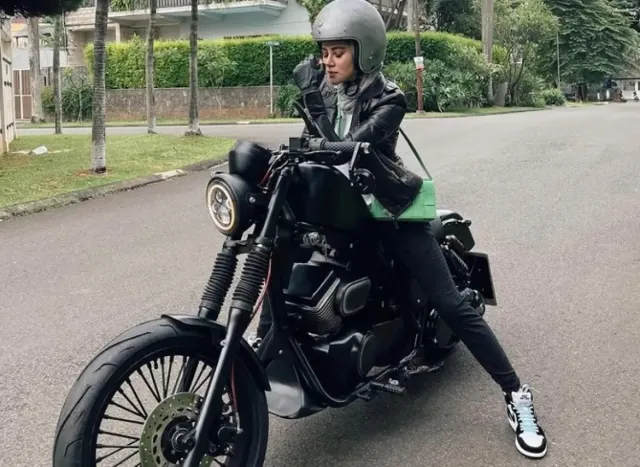 Olla Ramlan Punya Hobi Baru Naik Moge, ke Bukittinggi Nih
