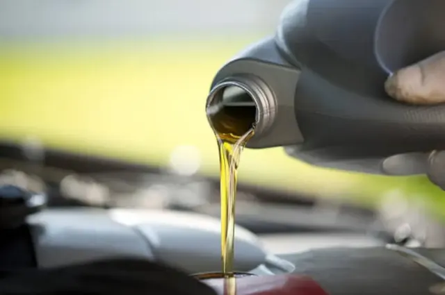 Kekurangan atau Kelebihan Oli pada Mesin Motor Ternyata ada Dampaknya Loh!