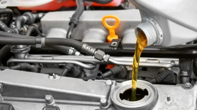 Pakai Oli Motor untuk Mobil, Apa Jadinya Ya?