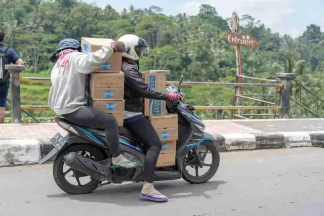 Cara Aman Bawa Barang di Bagian Depan Motor Matic, Klik!