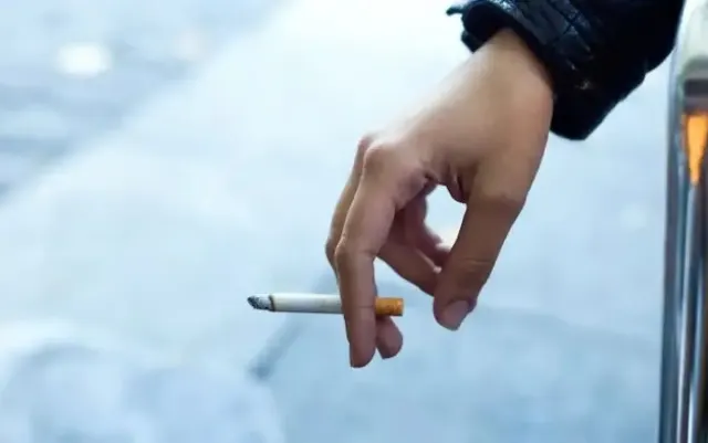 Ternyata Bisa Melaporkan Pengendara Merokok Sambil Mengendara, Berikut Dasar Aturannya