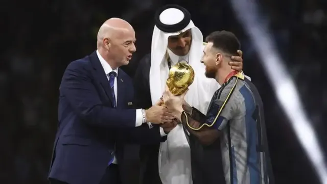 4 Fakta Jubah Hitam Bisht Milik Lionel Messi