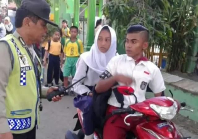 Alasan Anak di Bawah Umur Dilarang Bawa Motor, Baca Nih Bocil!