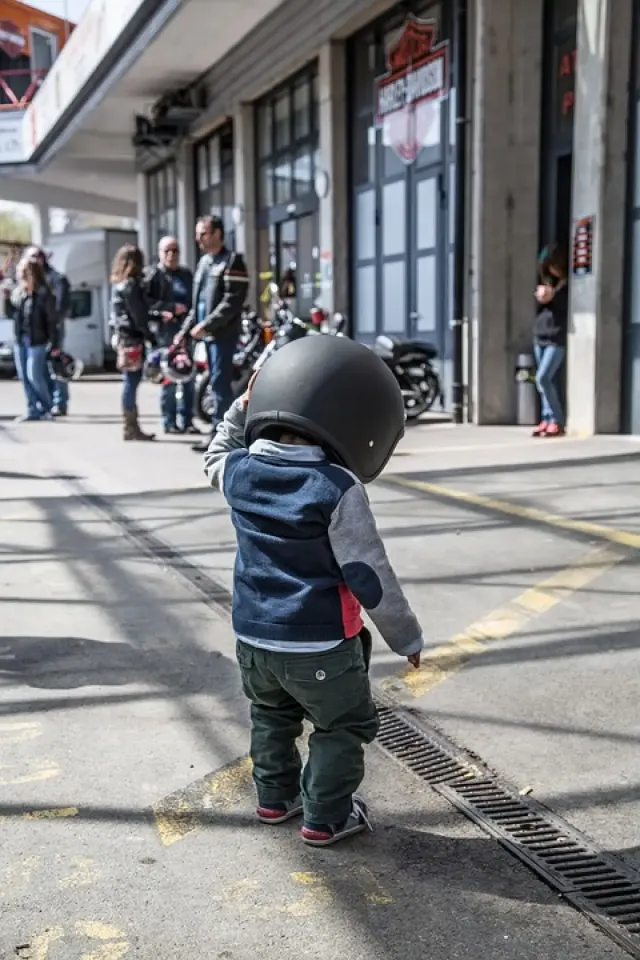 Bahaya! Ini Alasan Dilarang Bawa Bayi Naik Motor