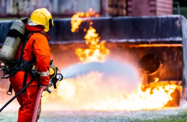 Petugas Damkar Harus Paham Cara Atasi Kendaraan Listrik yang Terbakar