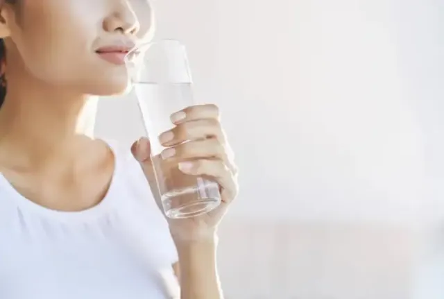 Studi: Orang Dewasa di Inggris Rata-rata Minum Air Mineral 4 Gelas Sehari