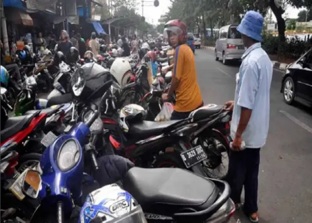 Tips Ampuh Parkir Sepeda Motor Aman di Lokasi Parkir Liar!