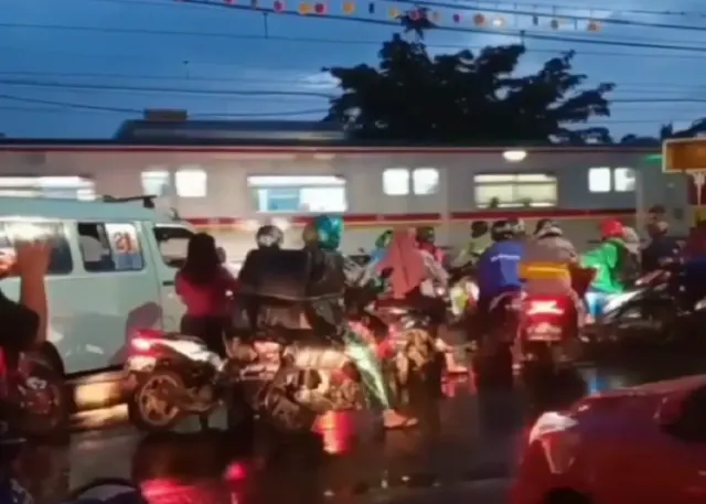 Nggak Perlu Panik Lagi Saat Melintasi Rel Kereta dengan Sepeda Motor, Begini Tipsnya!