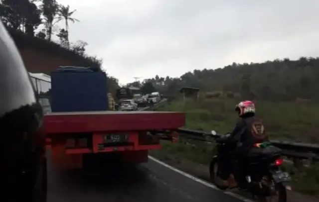 Tips Penting Salip Bus dan Truk, Perhatikan Blind Spot