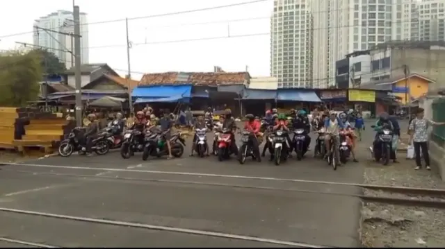 Tips Aman Lintas Rel Kereta Api Bagi Pengendara Motor