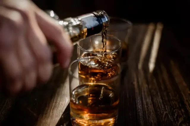 4 Dampak Kecanduan Alkohol dan 2 Cara Mengobatinya
