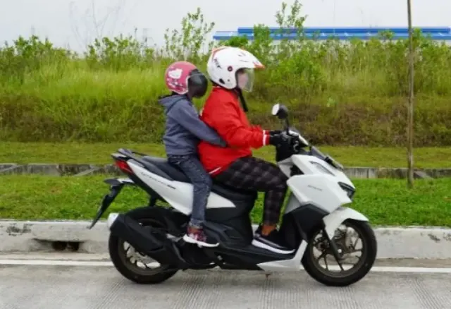 5 Cara Paling Aman Bonceng Anak Naik Motor
