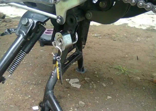 Tips Ampuh Cegah Standar Samping dan Standar Tengah Motor Seret dan Karatan
