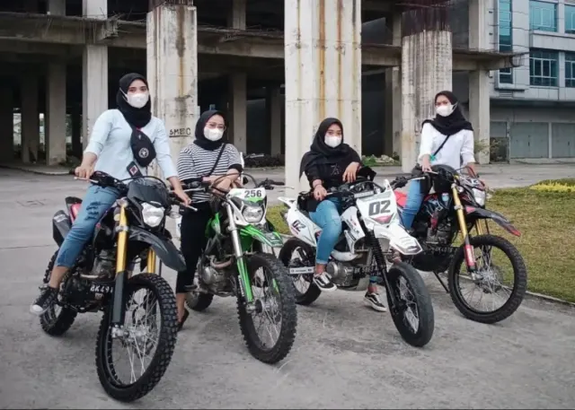 Tips Bagi Lady Bikers Supaya Kulit Nggak Belang Setelah Mengendarai Motor