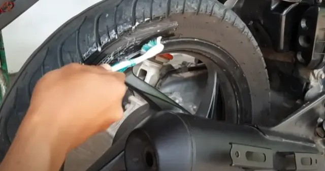 Semir Ban Bikin Ban Motor Cepat Rusak?