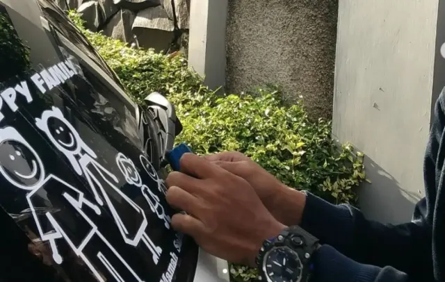 Cara Melepas Stiker Tanpa Tingalkan Bercak di Bodi Mobil