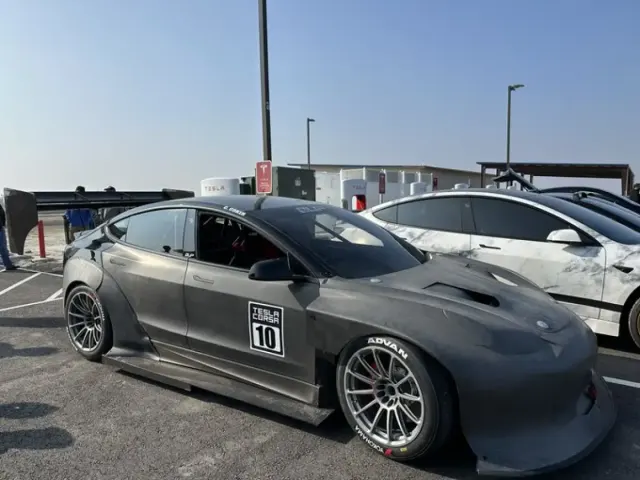 Gooks! Modifikasi Sangar Tesla Model 3 Jadi Mobil Balap Time Attack