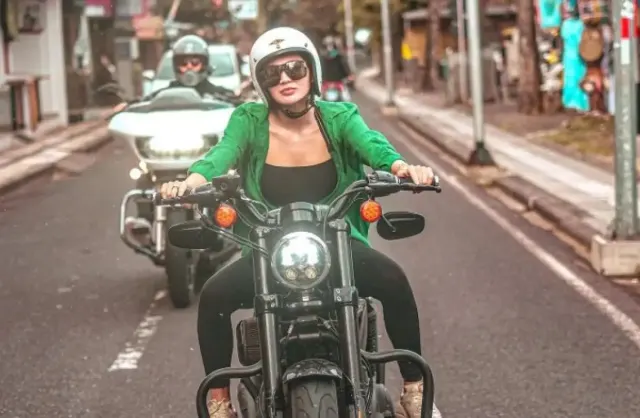 Wika Salim dan Deretan Motor yang Pernah Dinaiki Si Cantik Ini