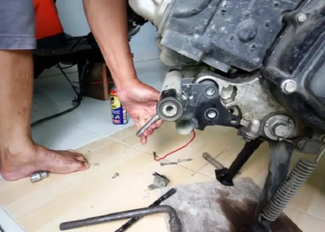 Cara Ampuh Mengatasi Motor Matic yang Terasa Belok Sendiri Saat Dikendarai